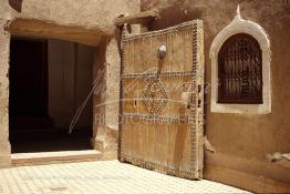 Image du Maroc Professionnelle de  La Kasbah de Taourirt fut édifiée au 17ème siècle par la tribu des Glaoui, située sur une colline au centre urbain de la ville d'Ouarzazate, cette remarquable ancienne bâtisse en pisé parfaitement conservée est l'une des plus belles constructions architecturales de la ville. La Kasbah qui ressemble à un grand château de sable incrusté dans le désert, fait partie du circuit touristique, elle a été classé Patrimoine Mondiale de l’Unesco. Ce véritable joyau de Ouarzazate permet au visiteur de découvrir l’intérieur d’une ksar où résident souvent la population berbères du sud du Maroc. Photo datant du Samedi 23 Août 1997. (Photo / Abdeljalil Bounhar) 